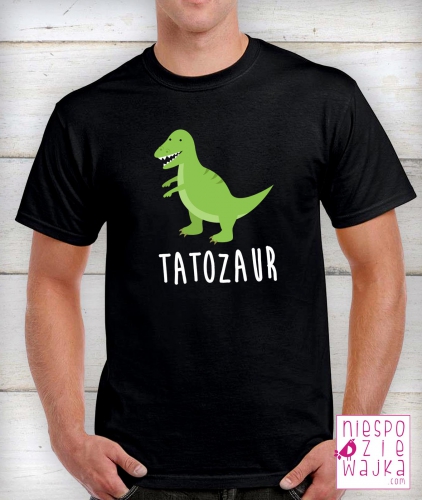 koszulka_czarna_niespodziewajka_tatozaur_dinozary